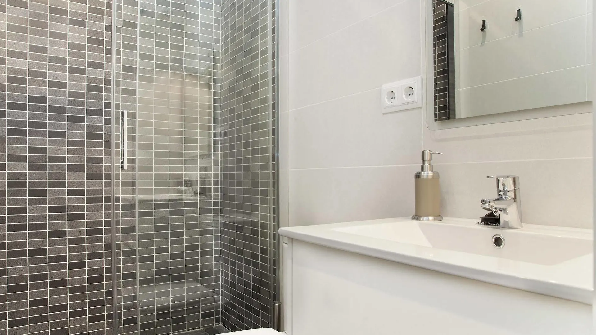 Flateli Roger Apartment Barcelona